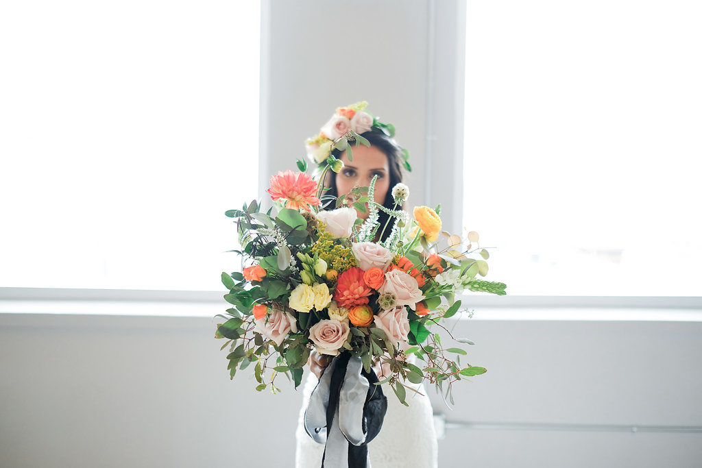 colorado boho bride with bouquet